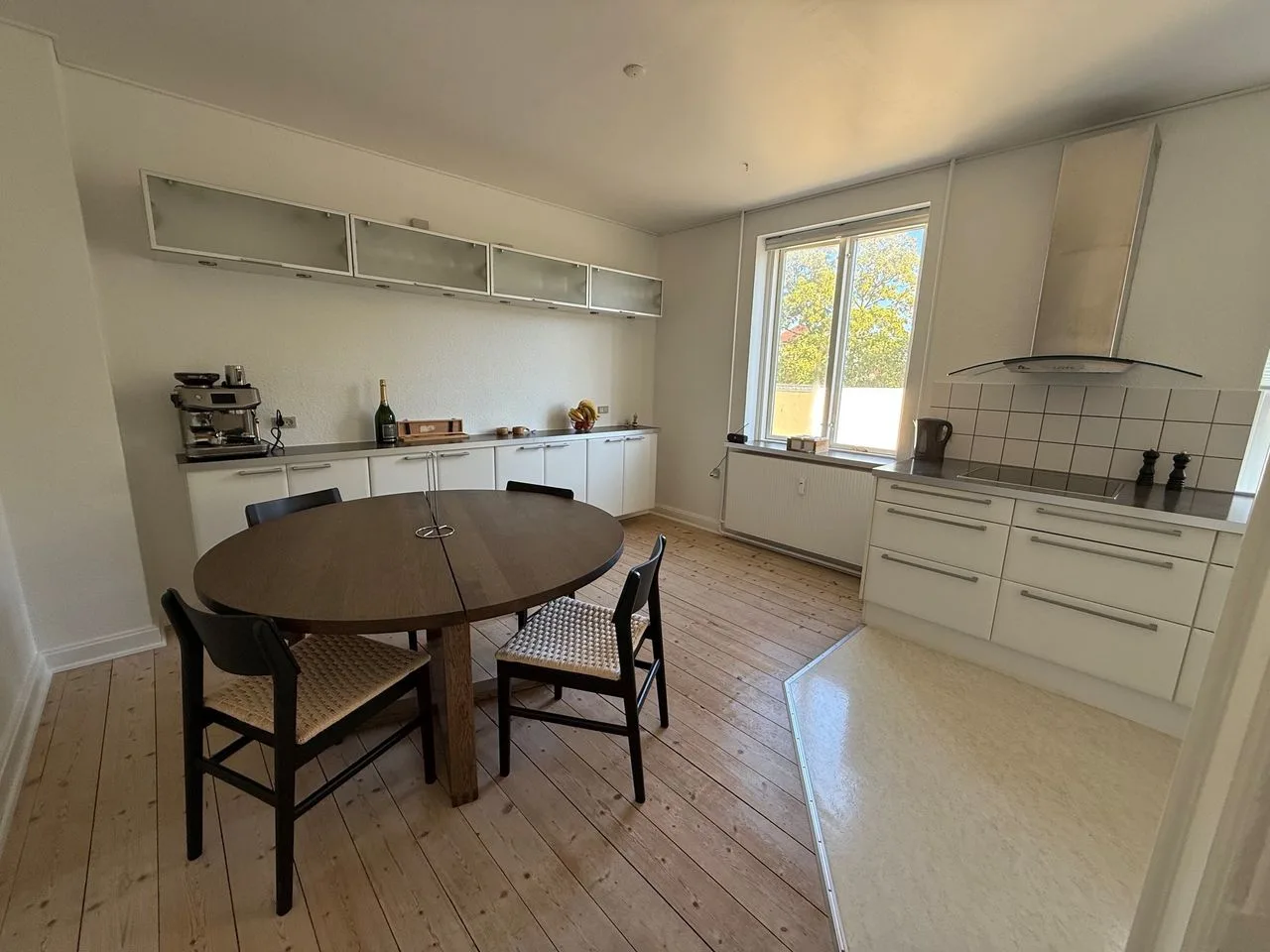 Flot lys 4 værelses på 125 m² et stenkast fra gågaden billede 1