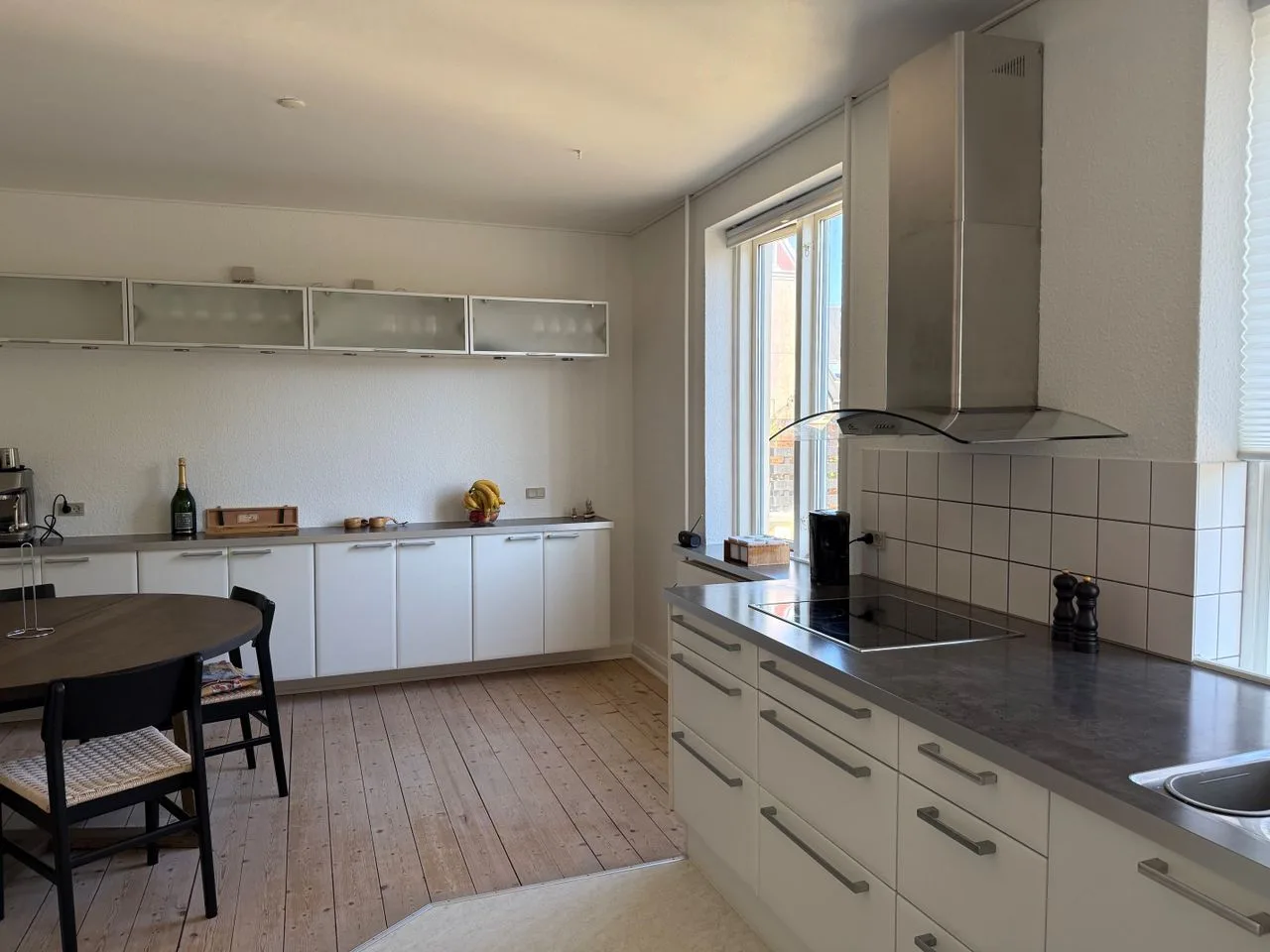Flot lys 4 værelses på 125 m² et stenkast fra gågaden billede 3